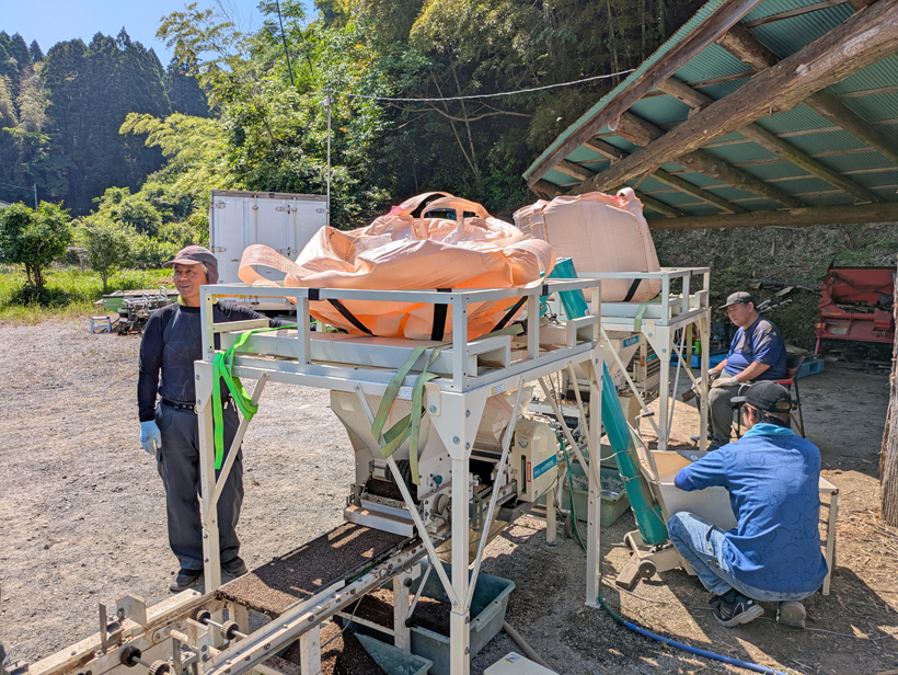 前田さんの苗床作業